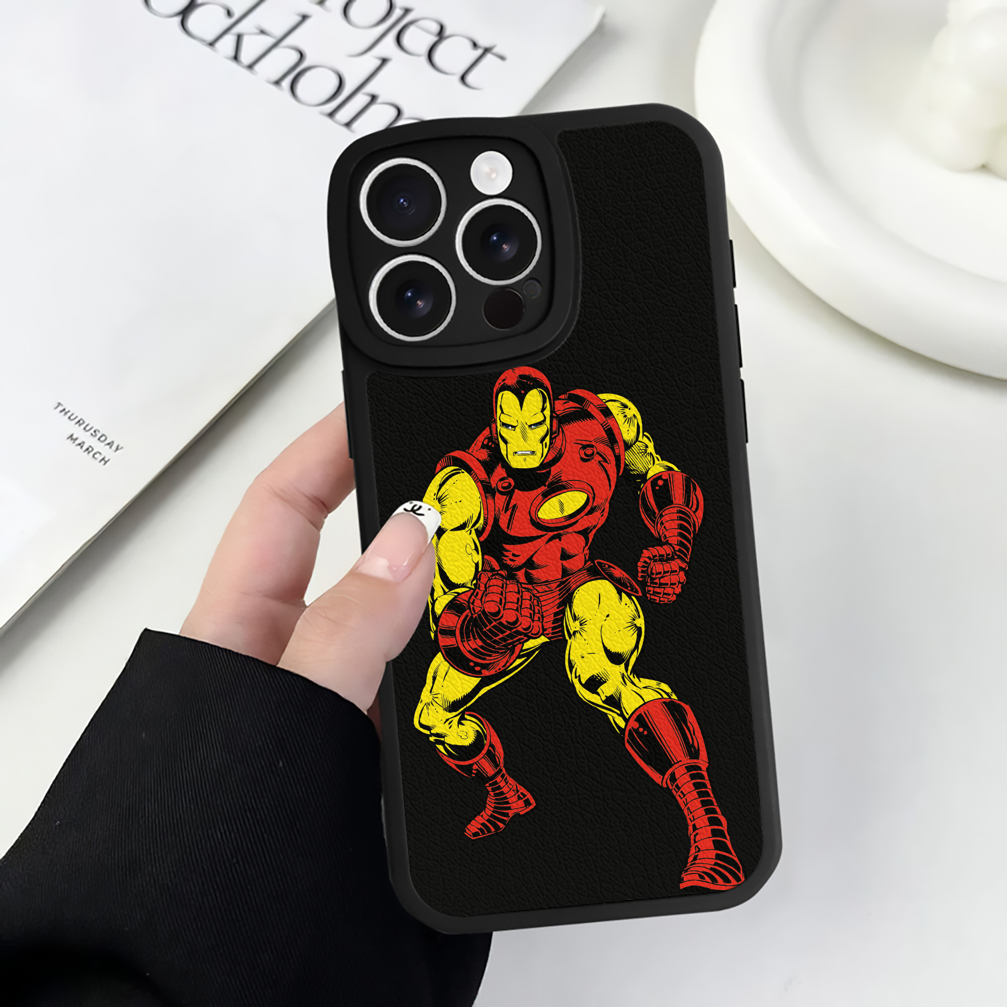 （画像用） アベンジャーズ The Avengers 【iPhone 16シリーズ対応】シリコンスマホケース（レザー調） 材質：シリコン